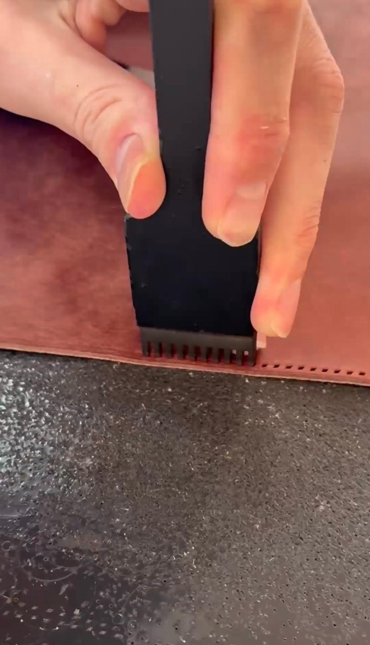 一針の妥協も許さない、目打ちという一発勝負